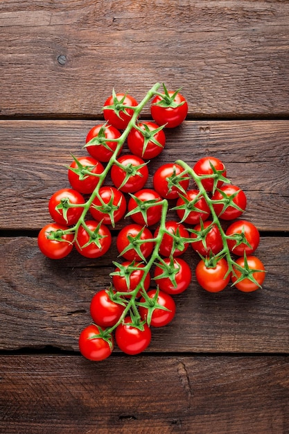 Direct boven de tomaten op de tafel.