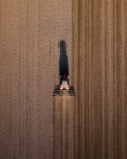 Direct boven de tractor op het landbouwveld