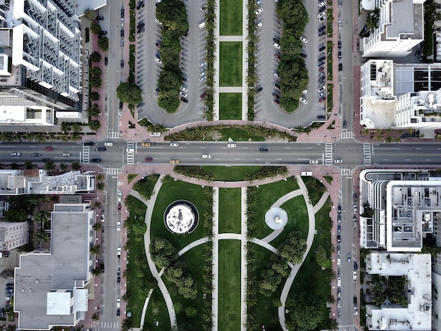 Direct boven een schot van de weg te midden van het stadsbeeld