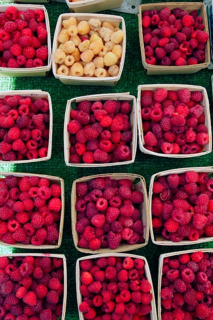 Direct boven een shot van frambozen voor verkoop op de markt