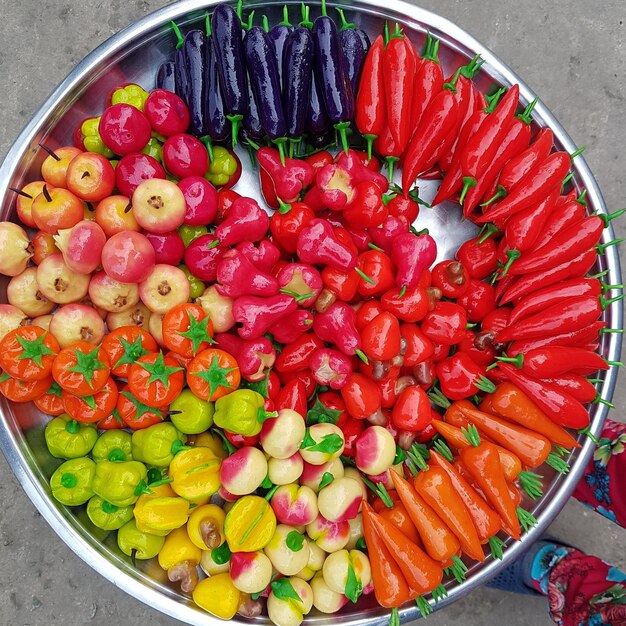 Foto direct boven geschoten fruit en groenten op bord