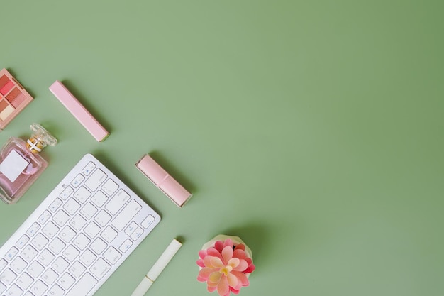 Direct boven het bureau van de bureautafel met toetsenbord op groene achtergrond