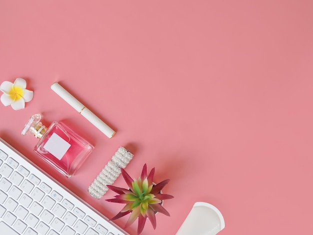 Direct boven het bureau van de bureautafel met toetsenbord op roze achtergrond