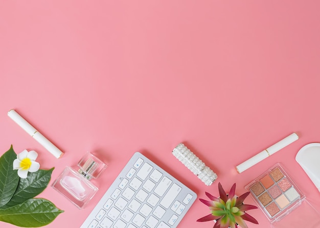 Direct boven het bureau van de bureautafel met toetsenbord op roze achtergrond