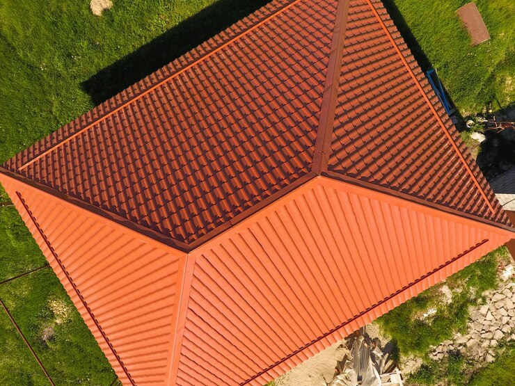 Foto direct boven het dak van het huis tijdens een zonnige dag