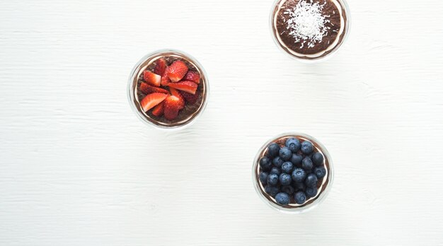 Direct boven het dessert op tafel.