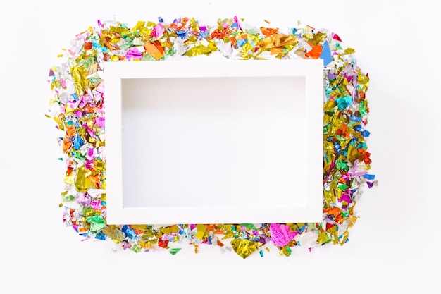 Direct boven het fotoram door confetti tegen een witte achtergrond