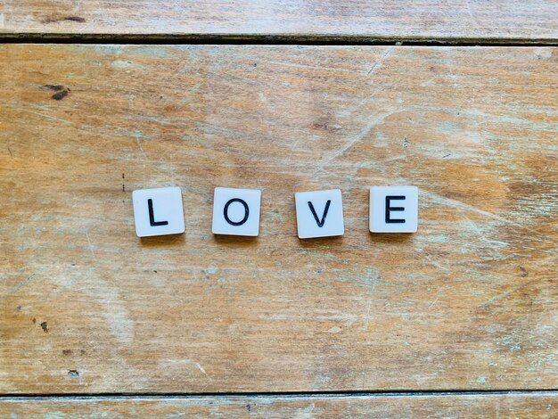 Direct boven het schot van de liefdestekst op de tafel.