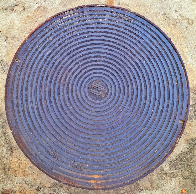 Direct boven het schot van het manhole.