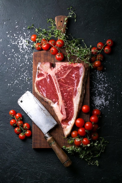 Direct boven het vlees op de snijplank aan tafel