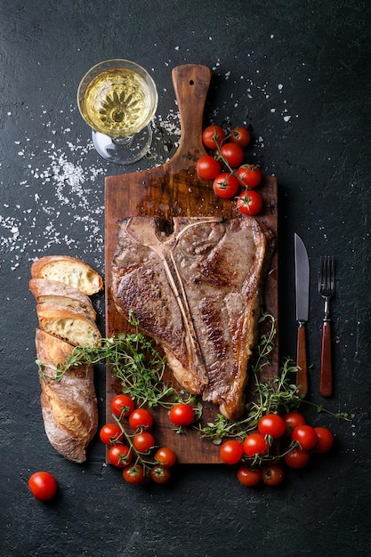 Direct boven het vlees op de snijplank aan tafel