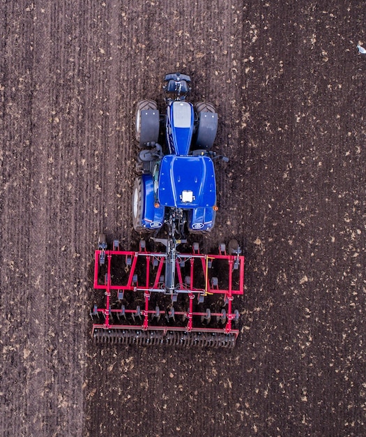 Foto direct boven opname van een landbouwvoertuig op het land