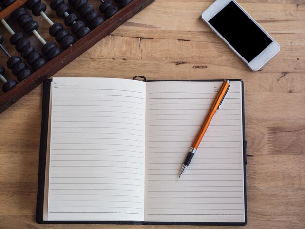 Foto direct boven opname van een open blank boek op tafel