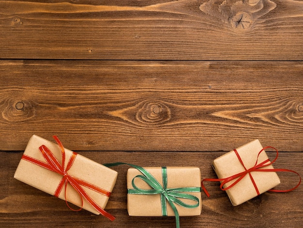 Foto direct boven opname van geschenkkistjes op tafel