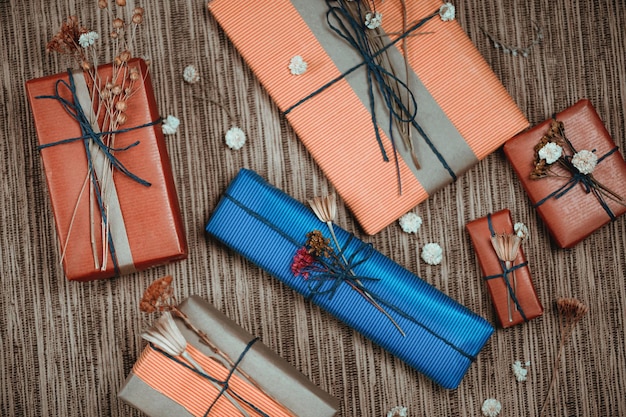 Foto direct boven opname van geschenkkistjes op tafel