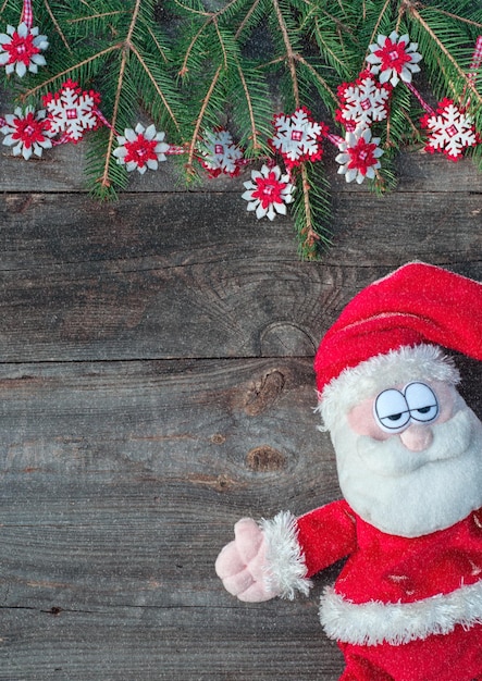 Direct boven opname van gevulde kerstman speelgoed en decoratie op houten tafel