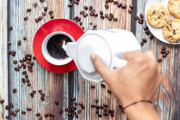 Foto direct boven opname van hand met koffiebeker