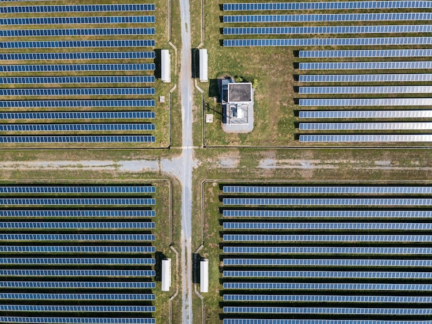 Direct boven opname van het veld met zonnepanelen