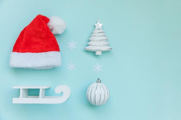 Direct boven opname van kerstversiering op blauwe achtergrond