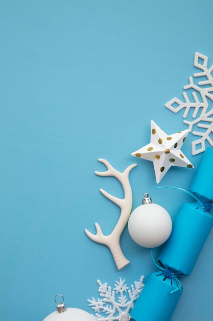 Direct boven opname van kerstversieringen op blauwe achtergrond