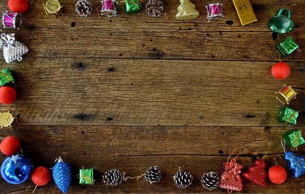 Foto direct boven opname van kerstversieringen op tafel