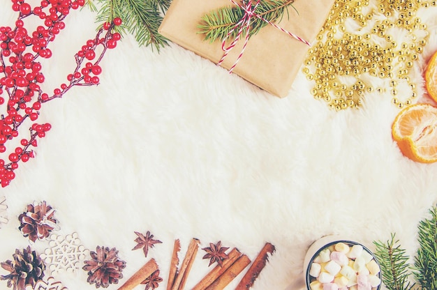 Direct boven opname van kerstversieringen op tafel