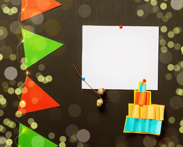Direct boven opname van kerstversieringen op tafel