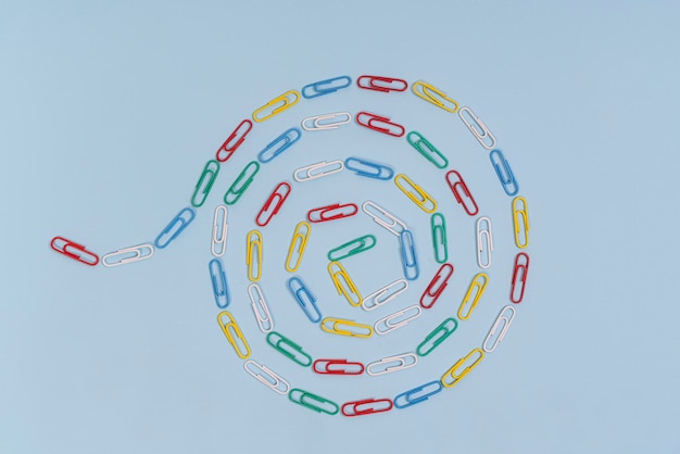Direct boven opname van paperclips tegen blauwe achtergrond