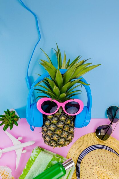 Foto direct boven opname van persoonlijke accessoires en ananas op tafel