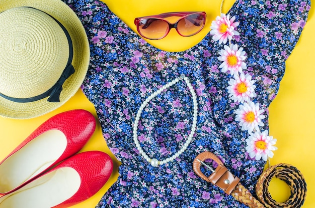 Direct boven opname van persoonlijke accessoires op gele achtergrond