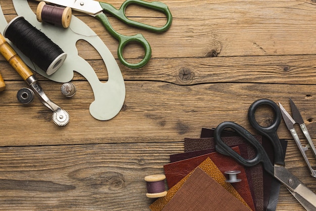 Direct boven opname van persoonlijke accessoires op tafel