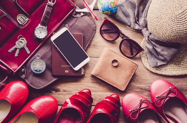 Foto direct boven opname van persoonlijke accessoires op tafel