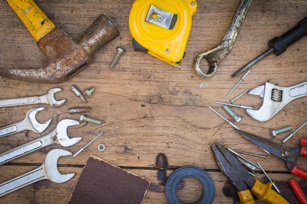 Direct boven opname van roestige werktuigen op tafel in de werkplaats