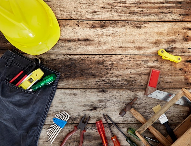 Direct boven opname van telefoon en gereedschap en hardhats op tafel