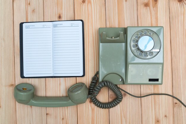 Foto direct boven opname van vaste telefoon en dagboek op tafel