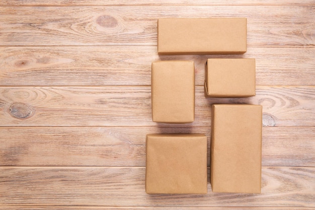 Direct boven opname van verpakkte geschenkkistjes op een houten tafel