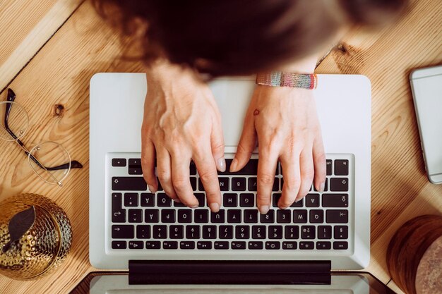 Direct boven opname van vrouw met laptop