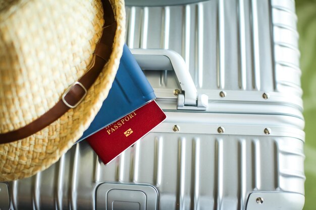 Direct boven paspoortfoto met zonnehoed op de bagage