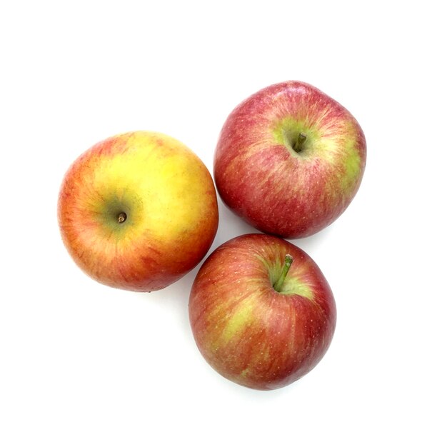Direct boven schot van appels tegen een witte achtergrond