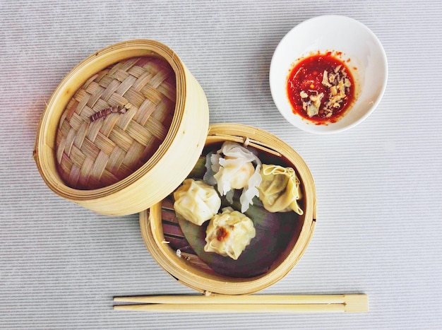 Direct boven schot van Chinese dumplings met eetstokjes op tafel