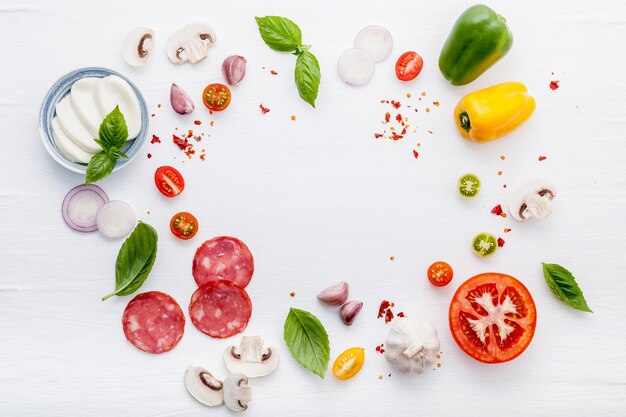 Direct boven schot van eten op de witte tafel