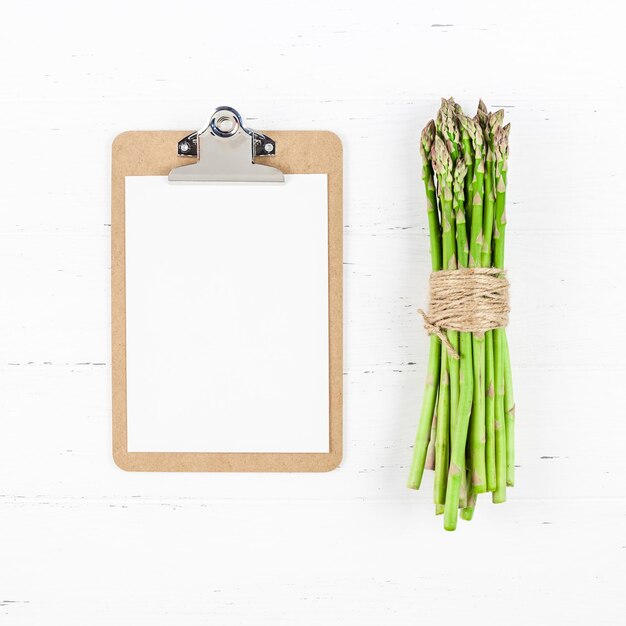 Foto direct boven schot van eten op de witte tafel