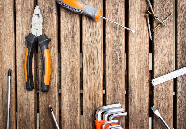 Direct boven schot van gereedschappen op houten tafel