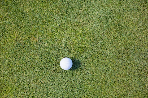 Direct boven schot van golfbal