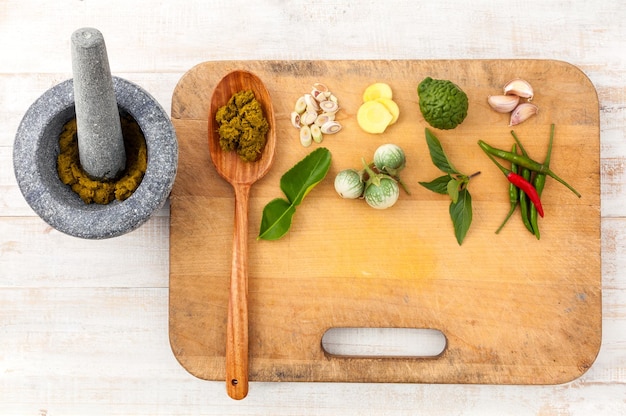 Foto direct boven schot van ingrediënten met snijplank en mortel stomp op tafel