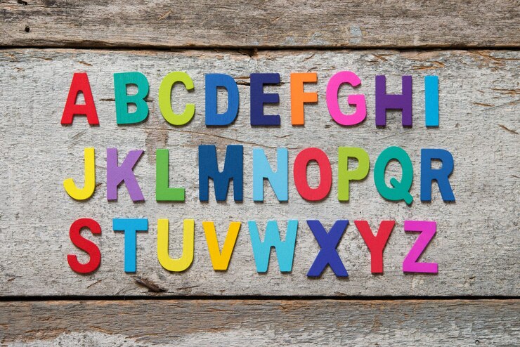 Foto direct boven schot van kleurrijke letters op houten tafel