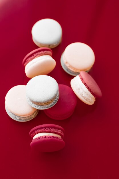 Foto direct boven schot van macaroons tegen rode achtergrond