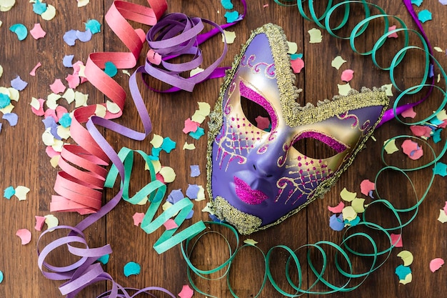 Direct boven schot van masker en confetti op tafel