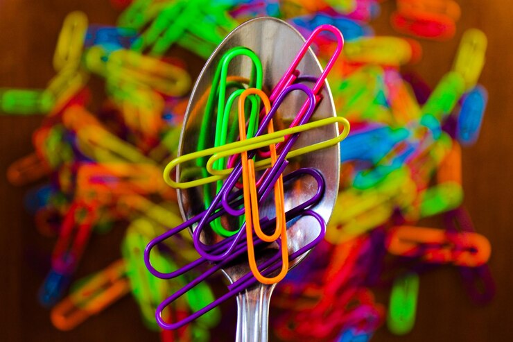Foto direct boven schot van paperclip in lepel over tafel