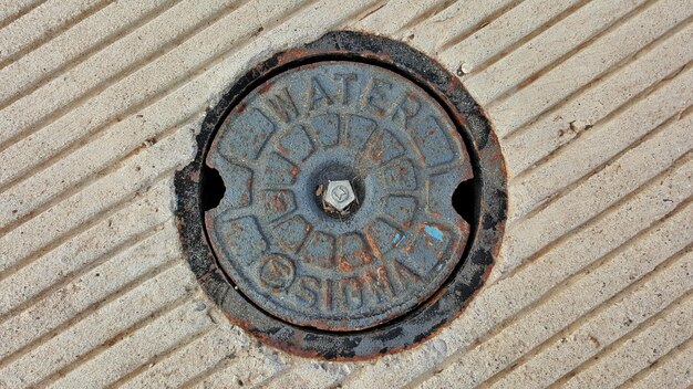 Direct boven schot van roestige metalen manhole